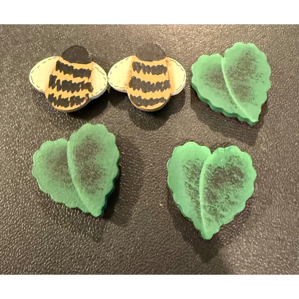 Womens OS Buttton‎ Charms Yellow Green Bumblebee Leaf 5pc Set Cottage Whimsical